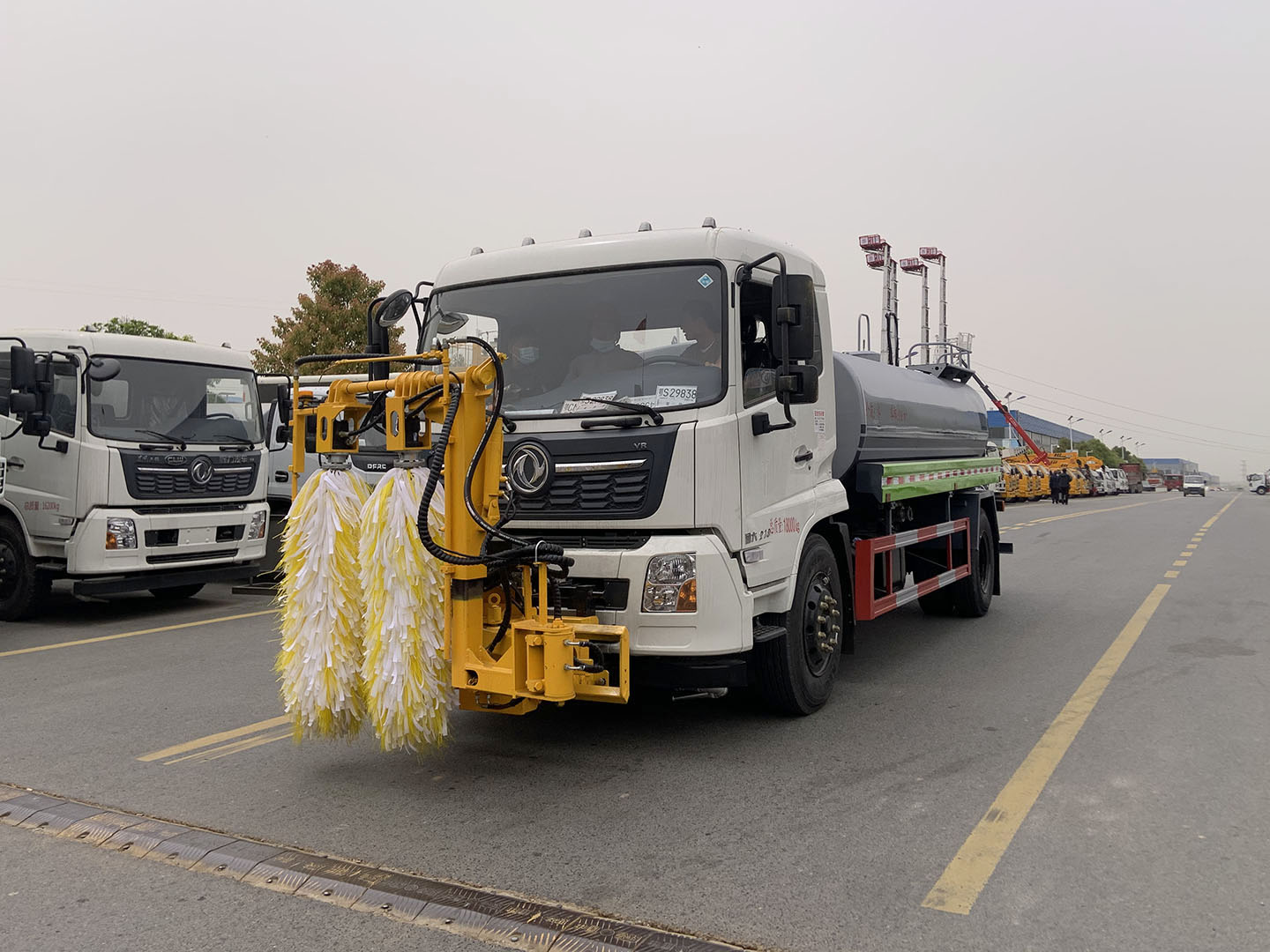 国六东风天锦城市护栏清洗车